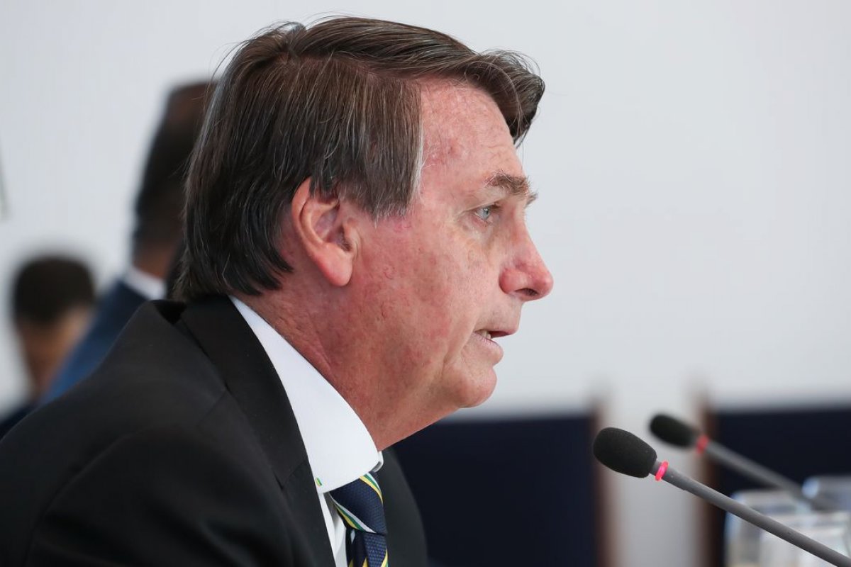 Bolsonaro avalia possibilidade de ICMS fixo para conter alta de combustíveis