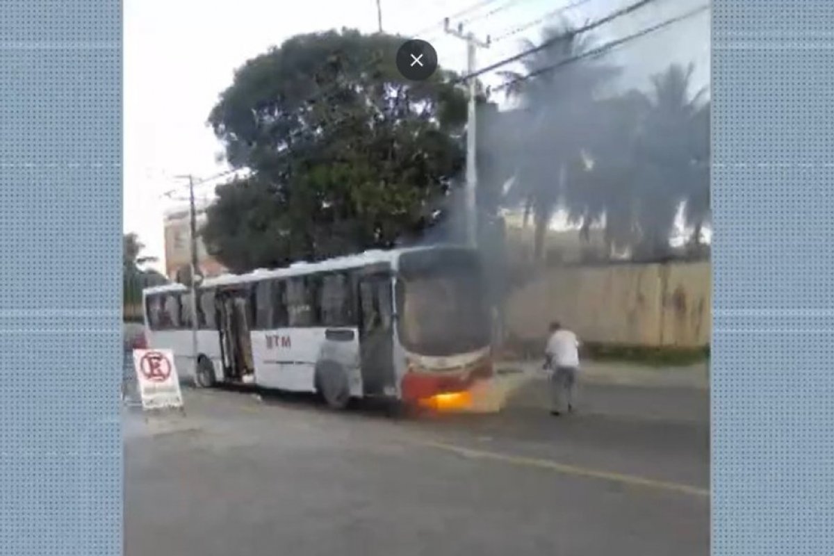 Ônibus pega fogo em Lauro de Freitas