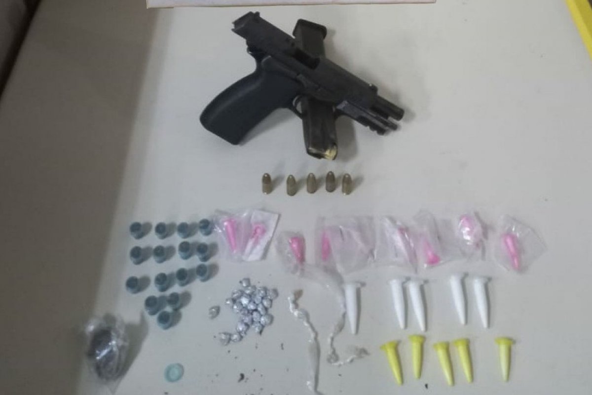 Perseguição policial a carro termina com suspeito morto no bairro de Sussuarana, em Salvador