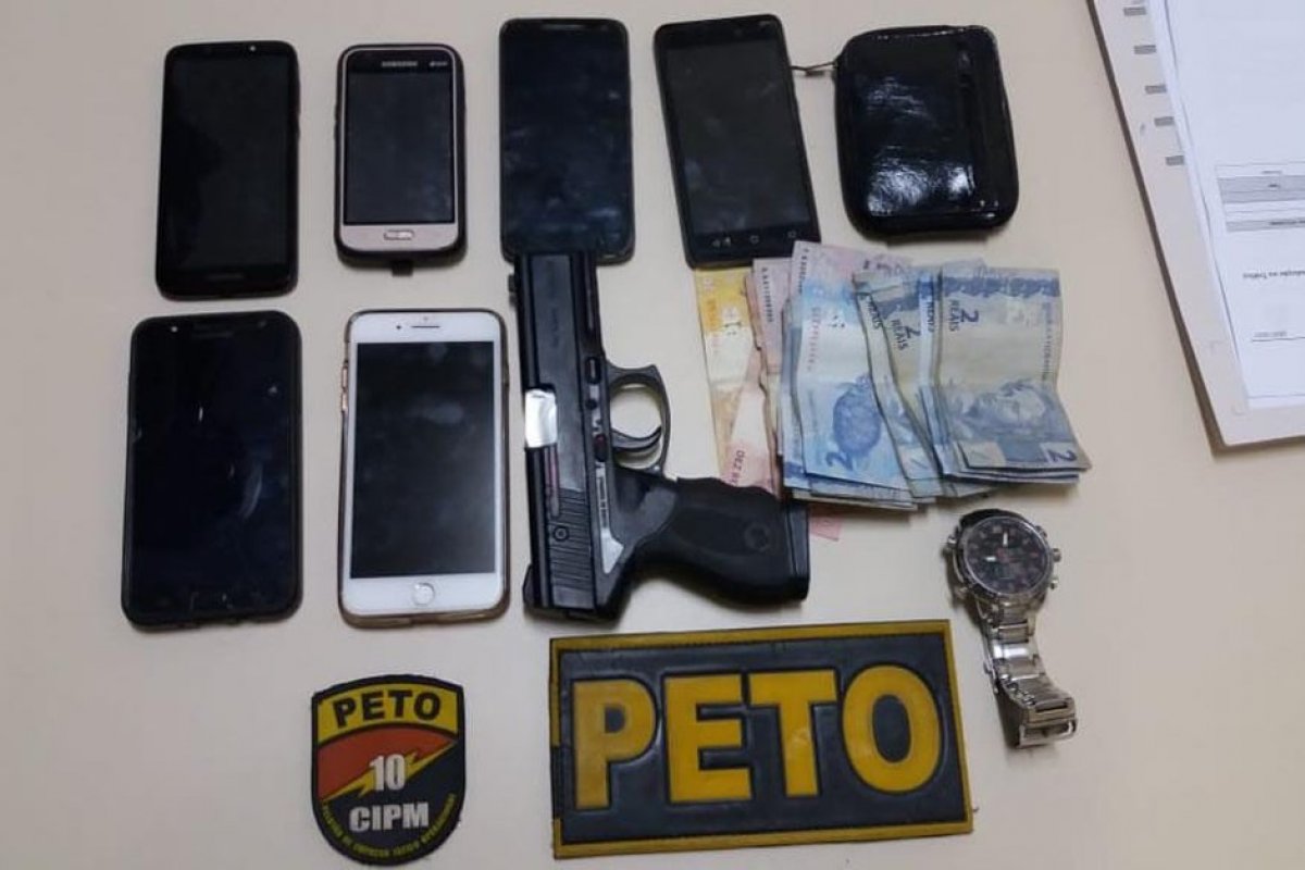 Suspeitos de assalto a ônibus na RMS são presos com arma falsa e celulares