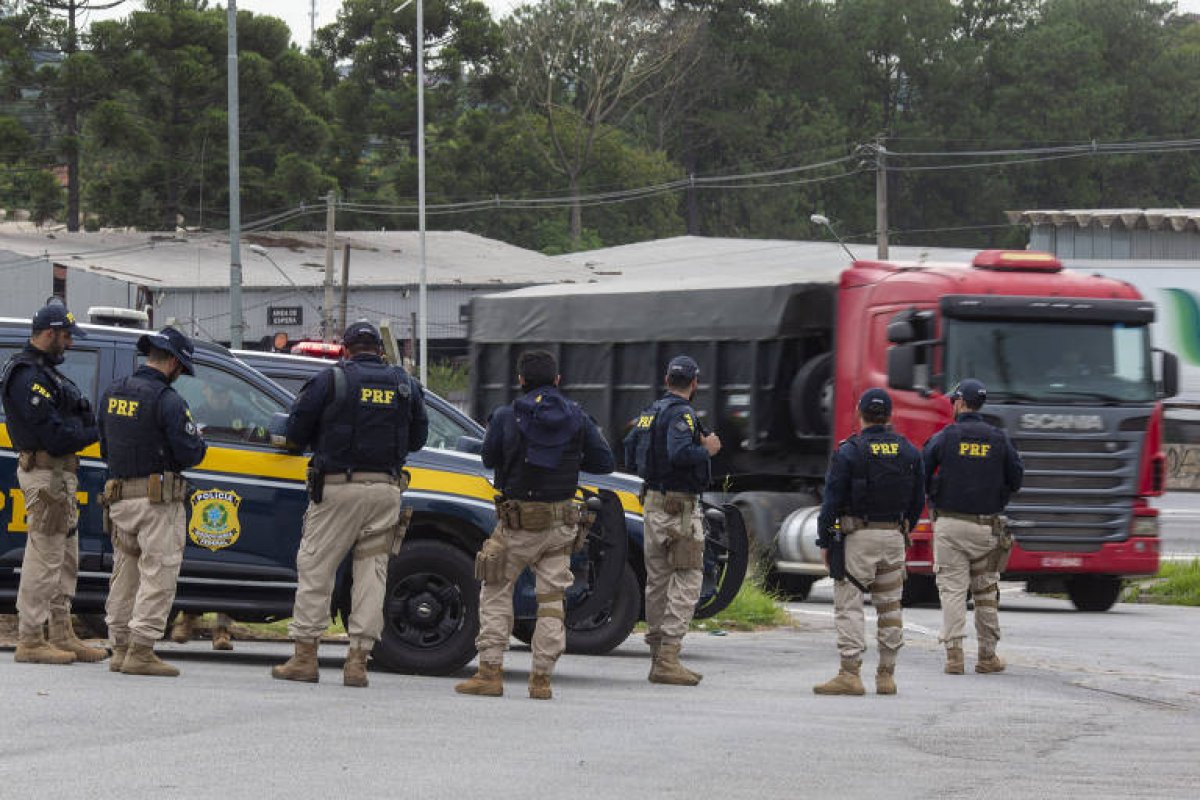 Bolsonaro e Tarcísio de Freitas agradecem caminhoneiros por não fazerem greve