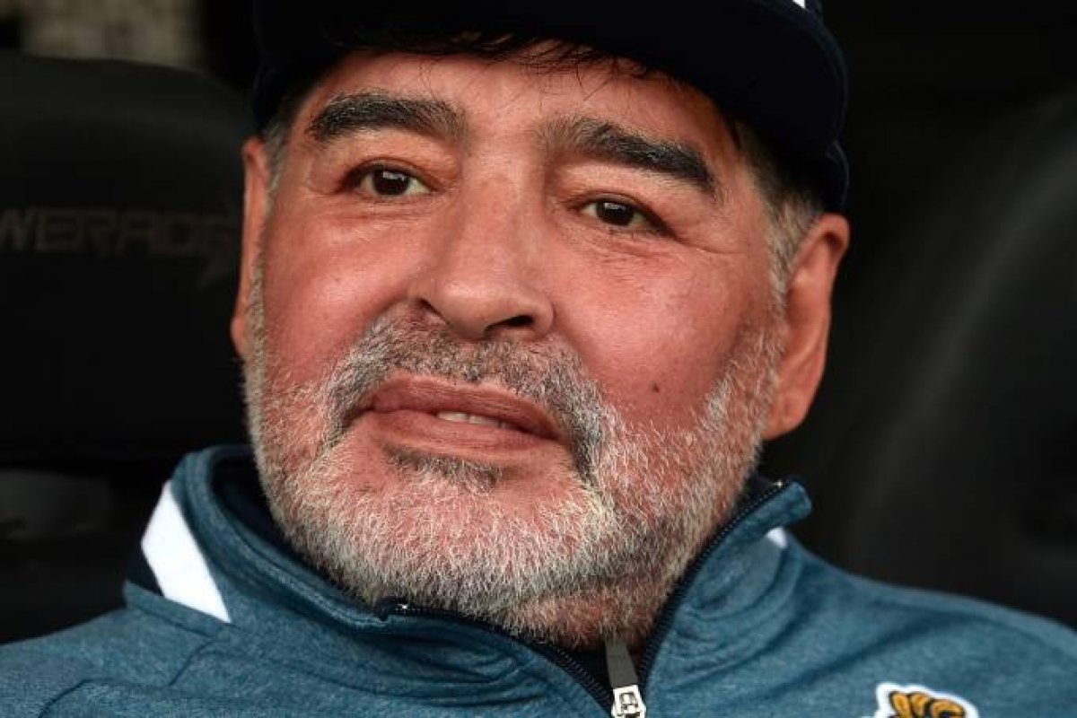Trocas de mensagens entre médicos de Maradona apontam consumo de droga e álcool pelo ex-jogador
