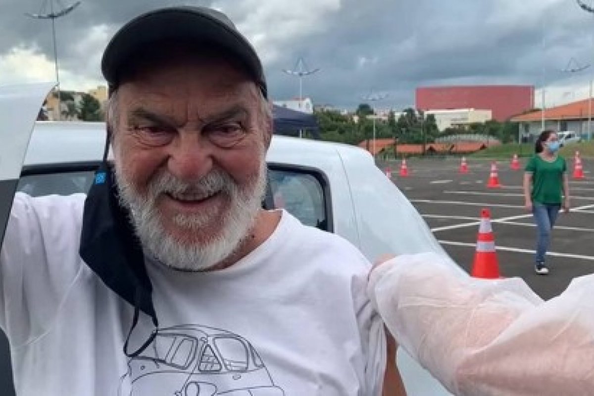 Aos 90 anos, Lima Duarte toma vacina da Covid-19 e comemora