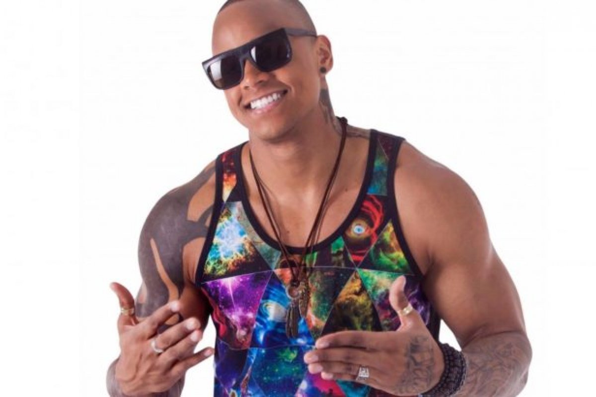 Léo Santana interpreta música-tema da transmissão do Super Bowl