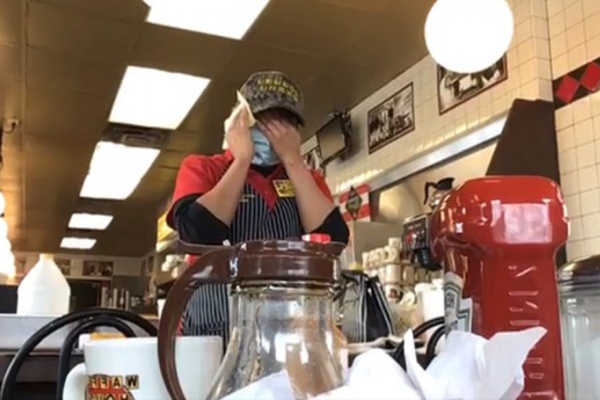 Após perder aposta esportiva, cliente dá US$ 1 mil de gorjeta para garçonete