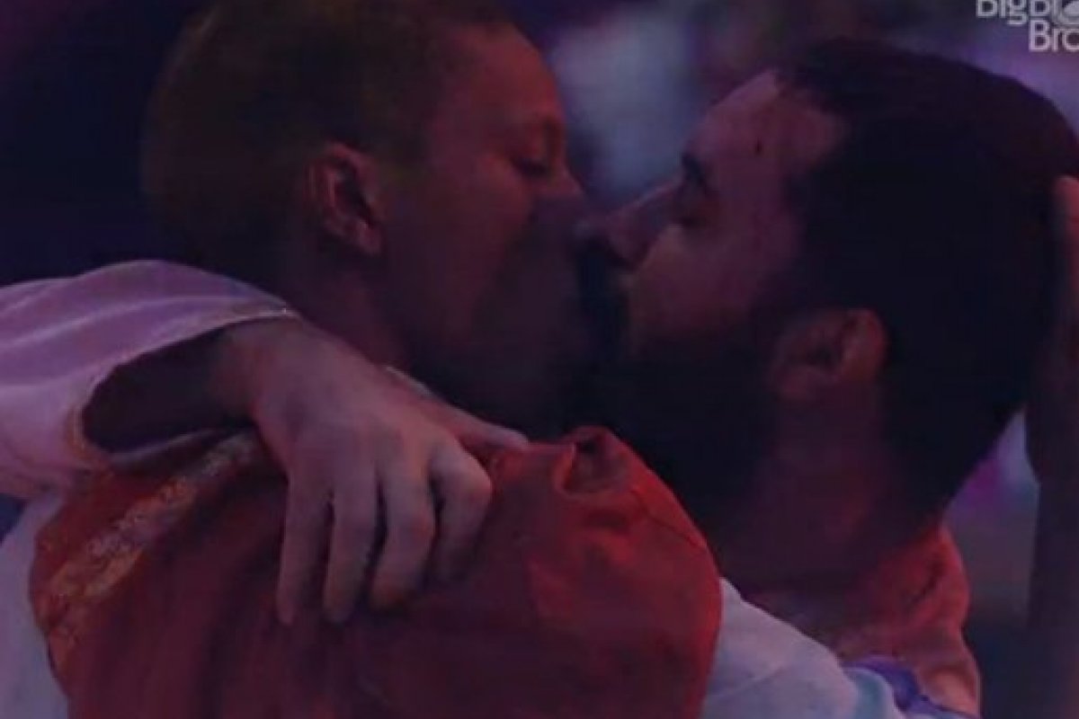 Babado no BBB: Lucas e Gil dão beijão na pista e Lucas revela bissexualidade