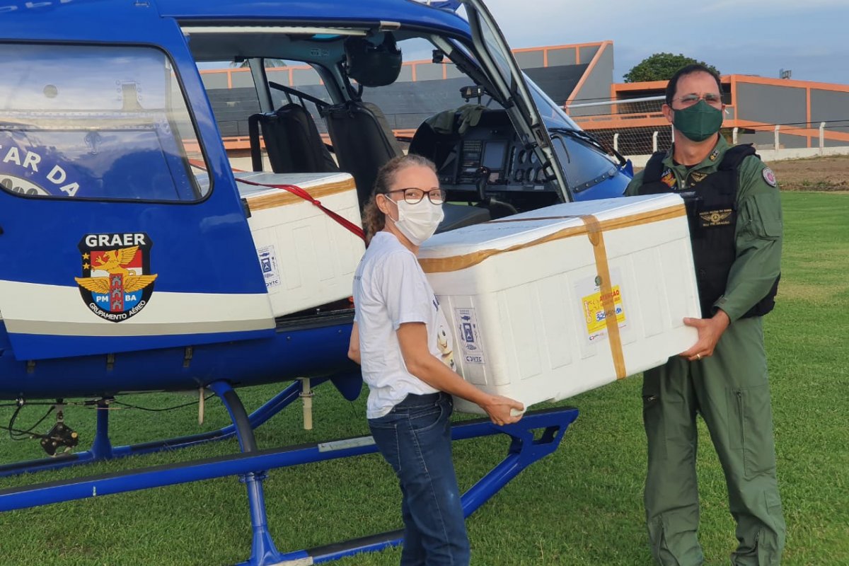 Vacinas contra a Covid-19 começaram a ser distribuídas para 30 cidades baianas neste domingo (07)