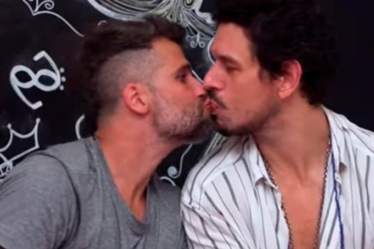 Bruno Gagliasso e João Vicente trocam beijo na boca e fazem revelações sobre sexo