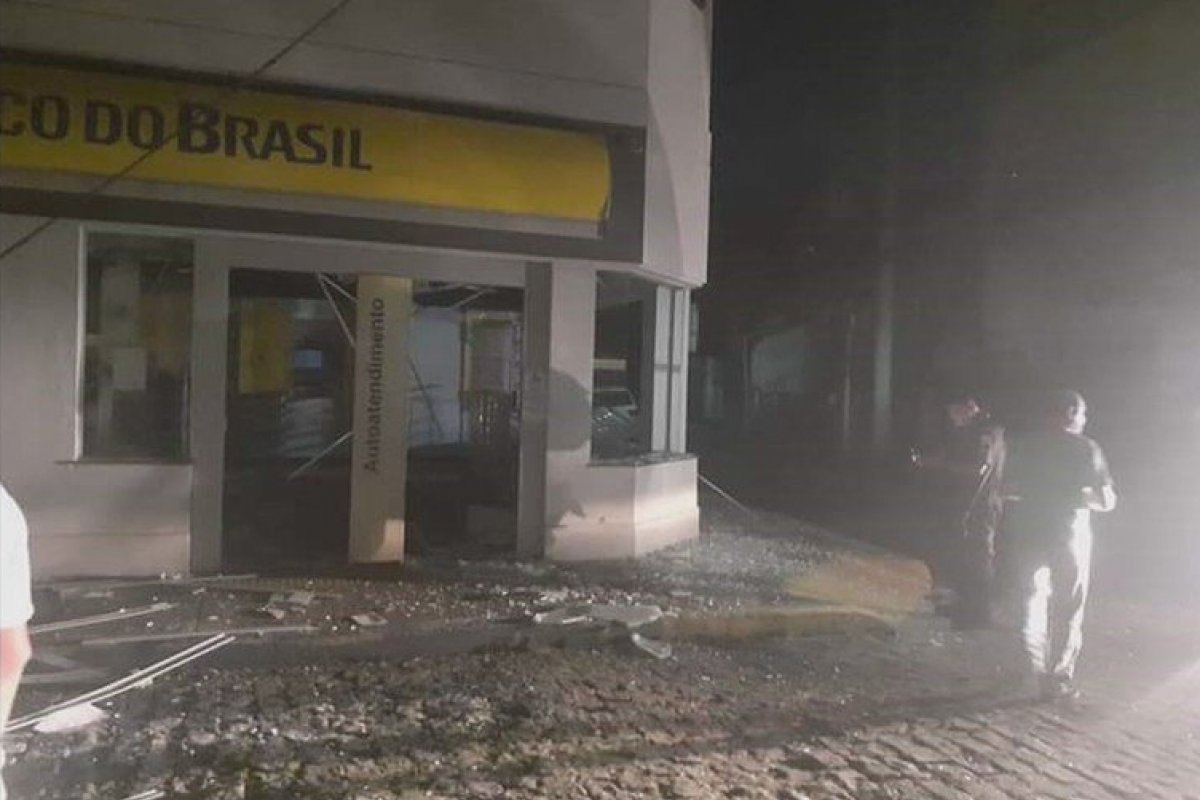 Agência bancária é assaltada em Mangaratiba (RJ) e moradores vivem noite de terror