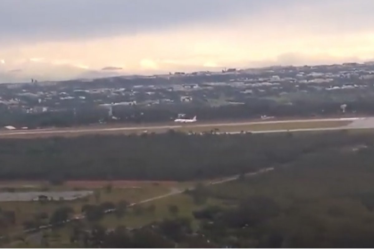 Vídeo: Gravação mostra dois aviões pousando ao mesmo tempo em Brasília