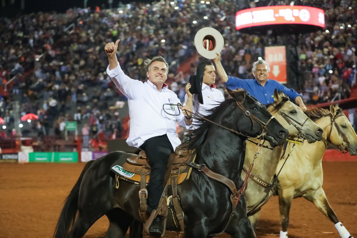 Em festa de peão, Bolsonaro assina decreto a favor de rodeios: 'Não existe politicamente correto'