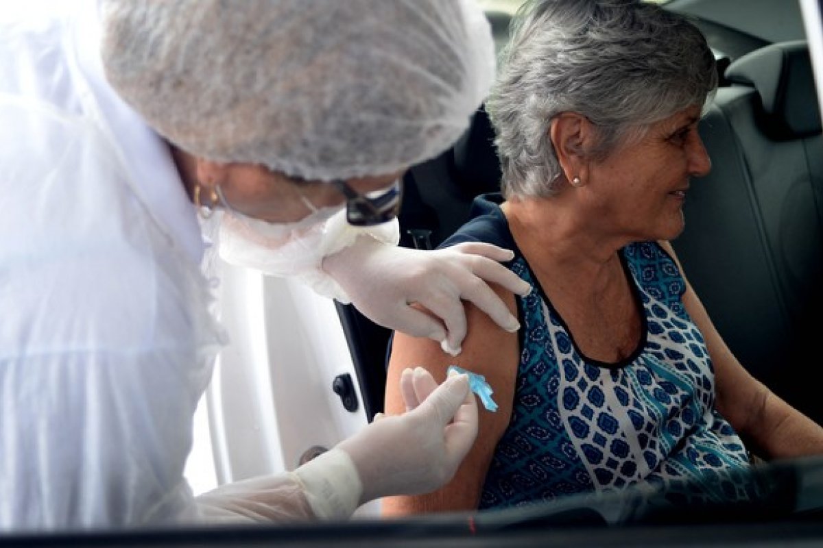 Vacinação para idosos acima dos 85 anos em Salvador começa nesta segunda-feira (8)