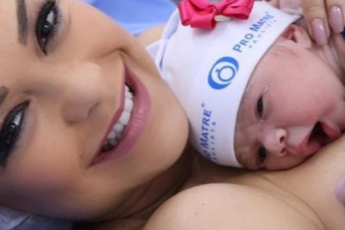 Amanda Françozo deixa a maternidade com a filha, Vitória