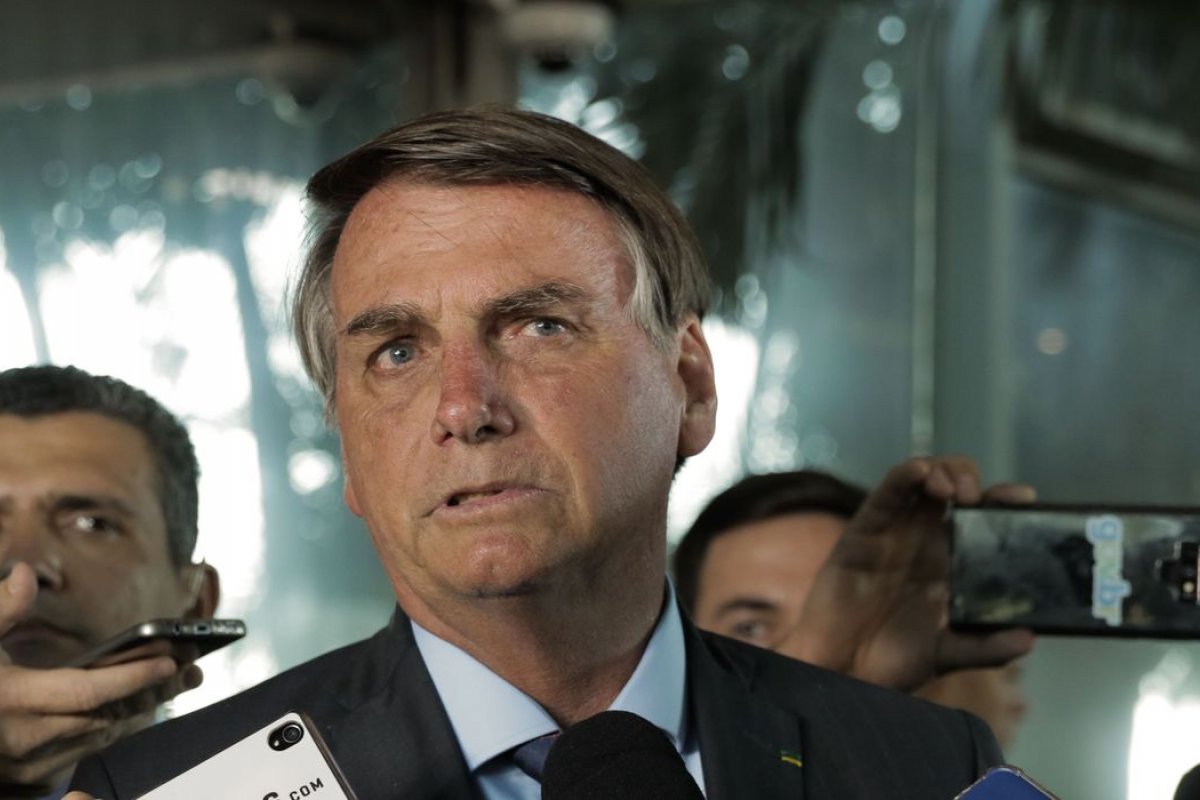 Bolsonaro diz que governo tem intenção de diminuir impostos sobre combustíveis