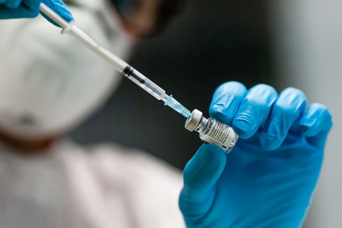 Vacina da Pfizer conseguiu neutralizar três variantes do coronavírus , diz estudo