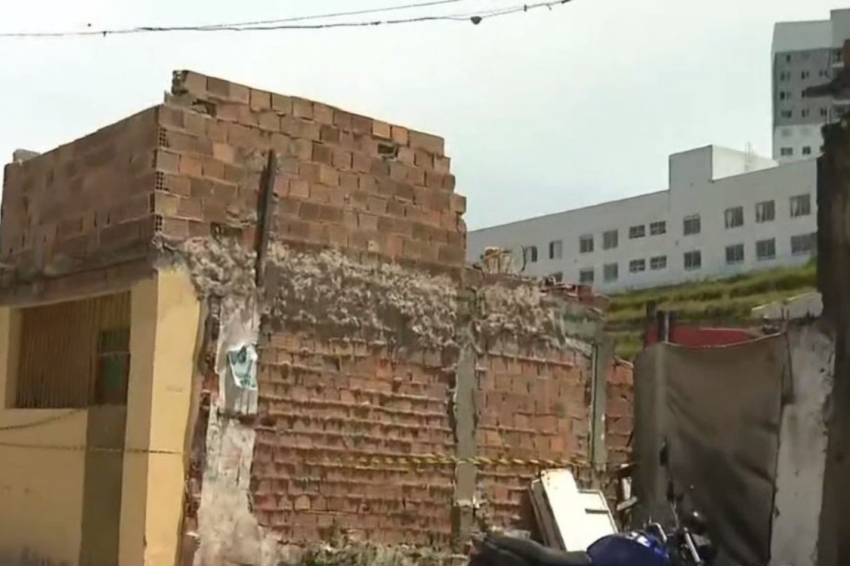 Laje de casa desaba e idoso de 60 anos fica ferido em Salvador