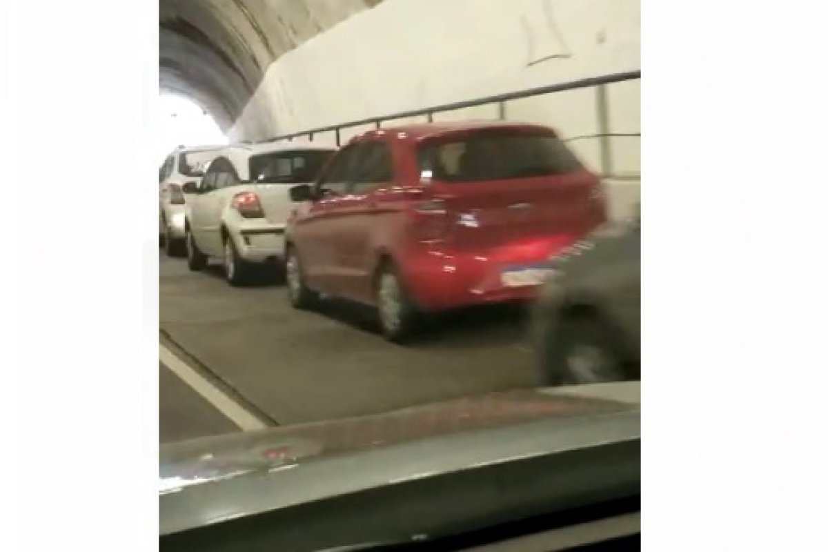 Vídeo: vacinação drive-thru causa grande fila na Av.Centenário, em Salvador