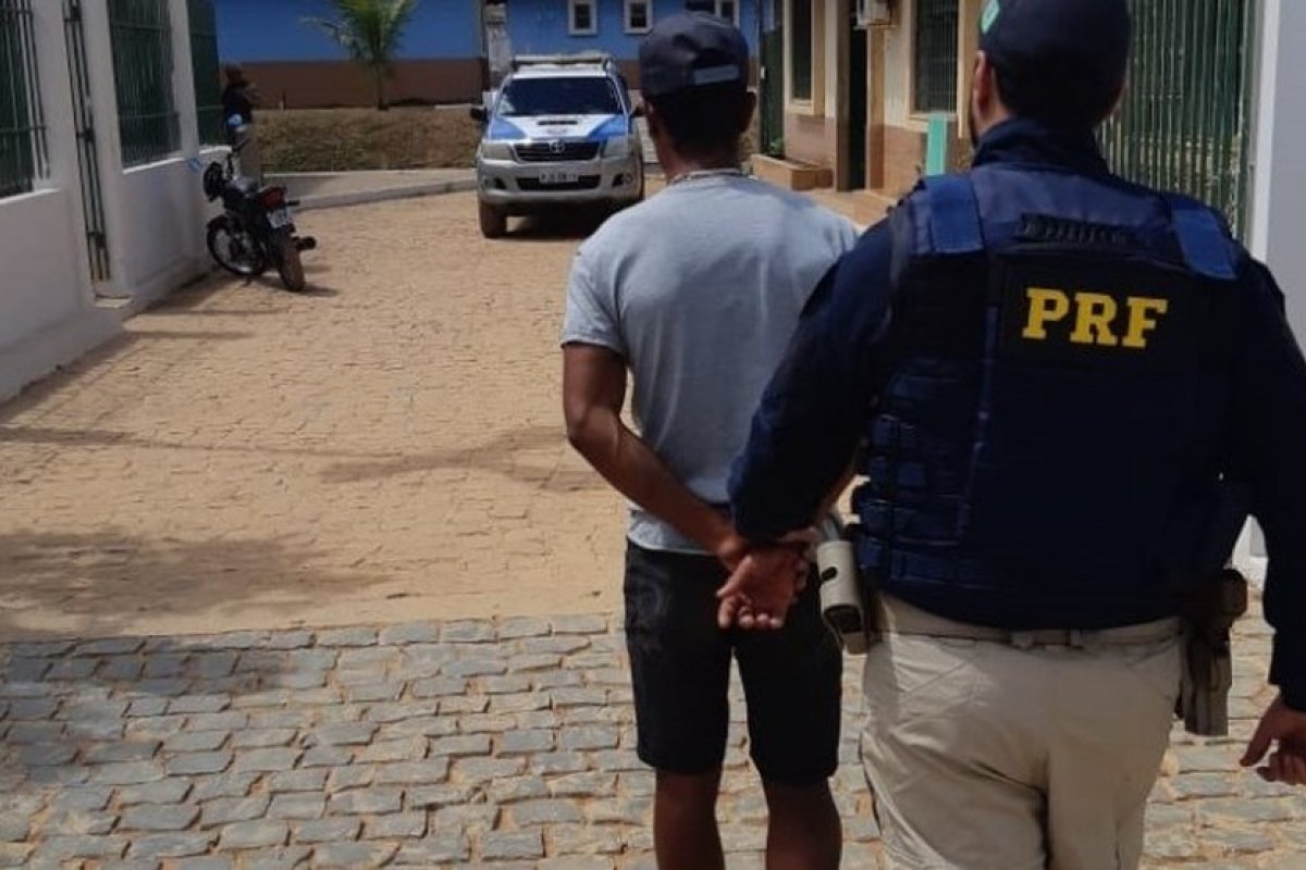 Homem é preso com veículo adulterado e documento falso na BR-115