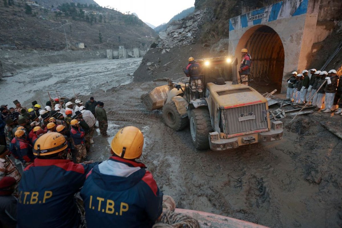 Socorristas buscam 200 desaparecidos após rompimento de geleira na Índia