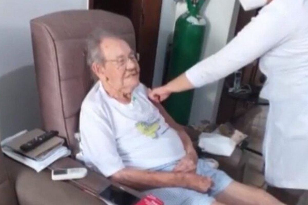 Idoso que serviu na Segunda Guerra Mundial é vacinado contra a covid-19 na Bahia