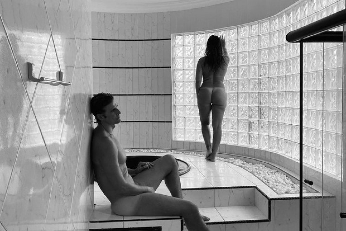 Reynaldo Gianecchini surge em foto nu com amiga baiana