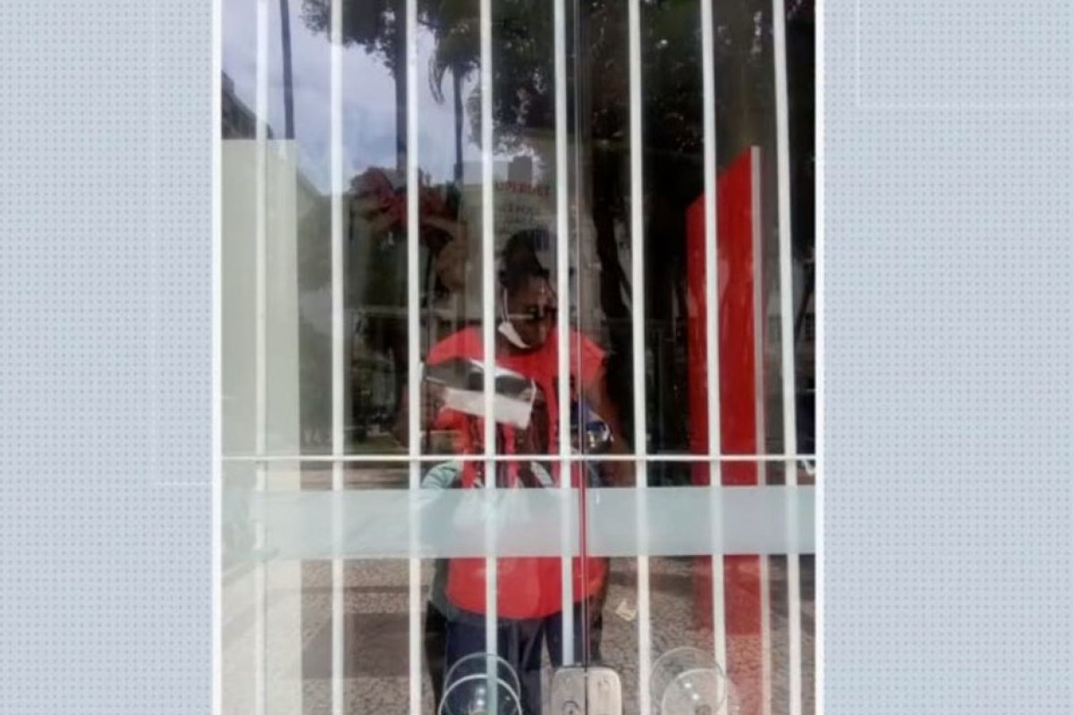 Músico fica preso em agência bancária, em Salvador, após porta fechar