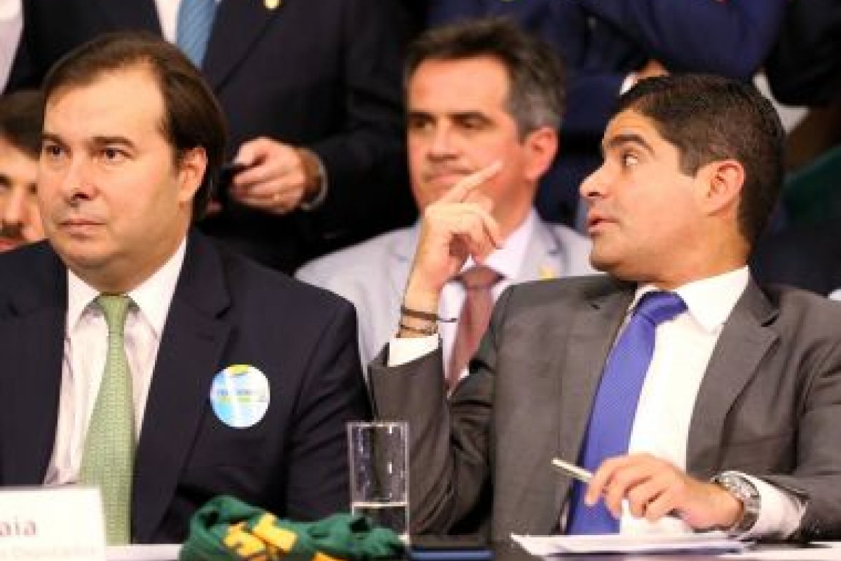 Democratas avalia se pedirá o mandato de Maia caso deixe a legenda