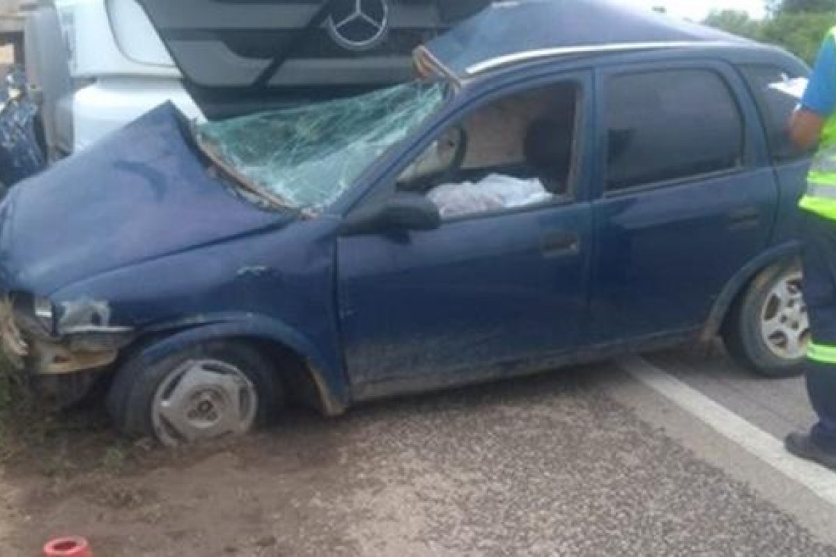 Motorista morre após veículo colidir com uma carreta na BR-116