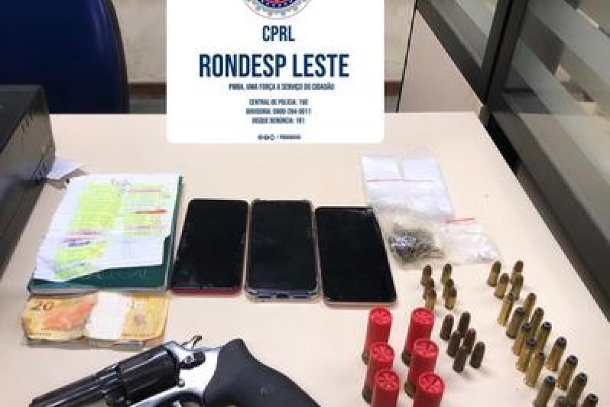 Policiais realizam operação e apreendem armas e munições em bairro de Feira de Santana