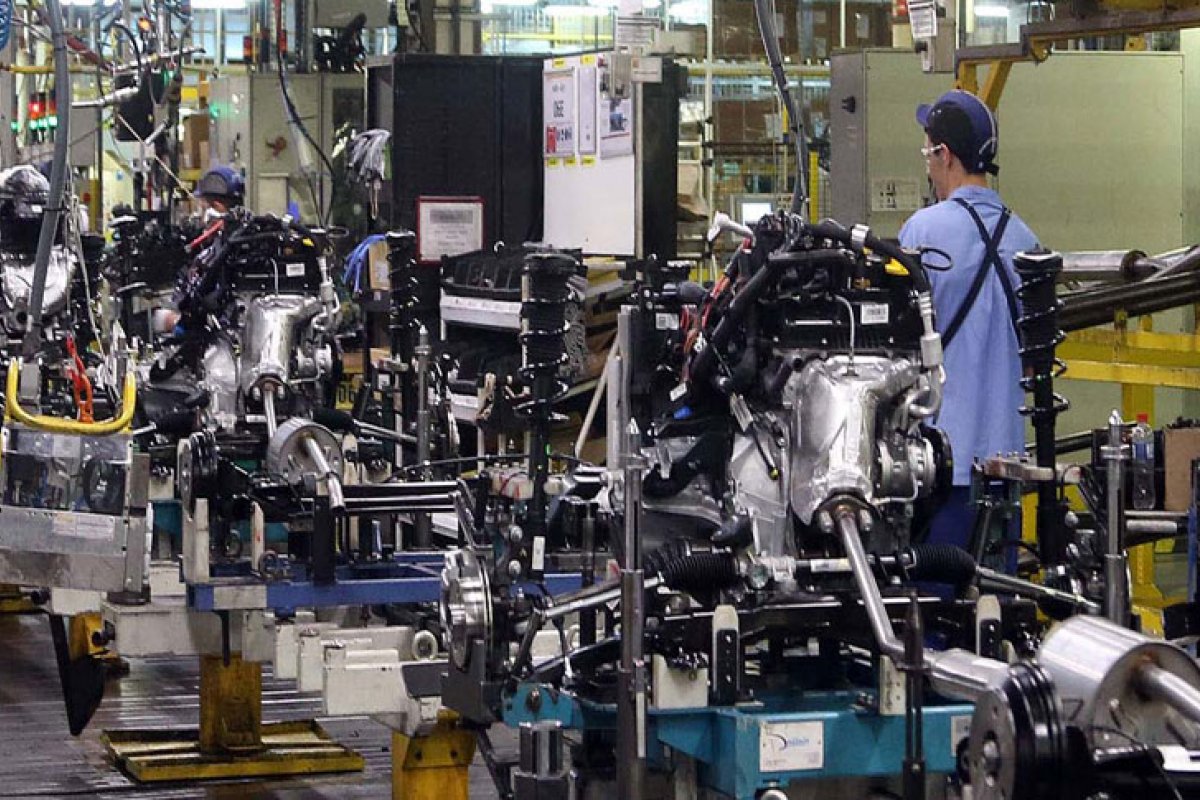 Produção industrial de 2020 apresenta queda em 12 das 15 regiões do país, aponta IBGE 
