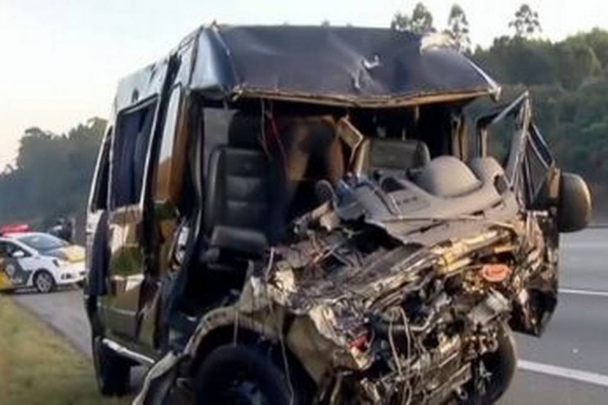 Acidente envolvendo van da banda Sampa Crew deixa um morto em rodovia paulista