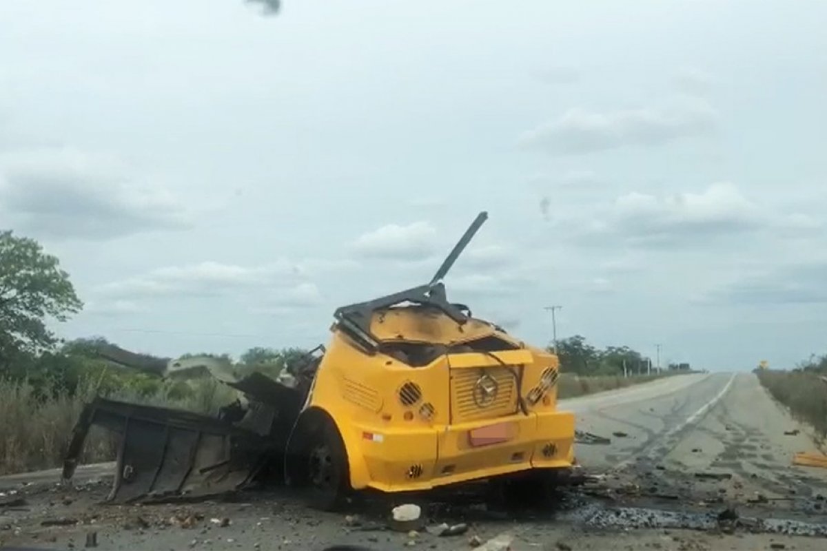 Bandidos armados explodem carro-forte em rodovia do norte da Bahia