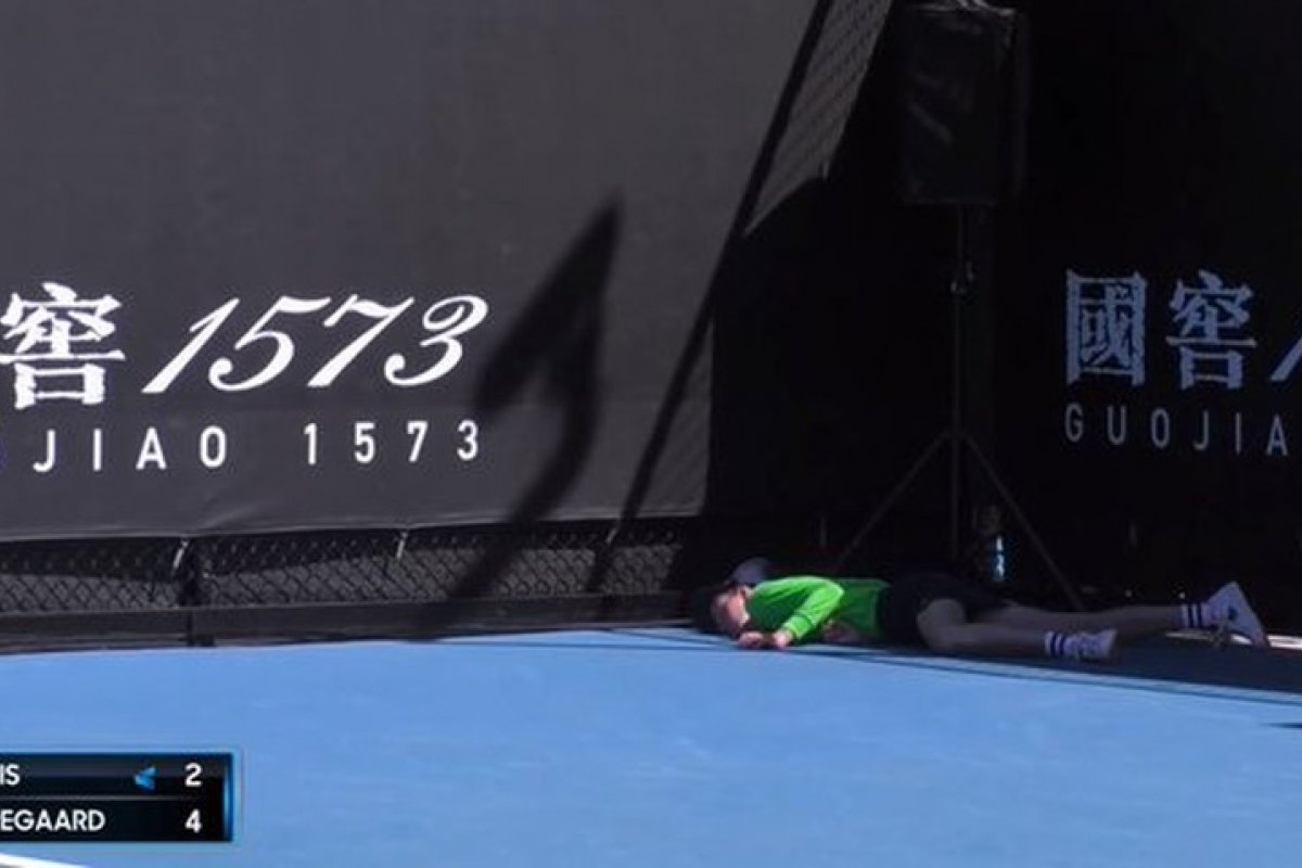 Boleira passa mal com calor e desmaia em quadra na Austrália