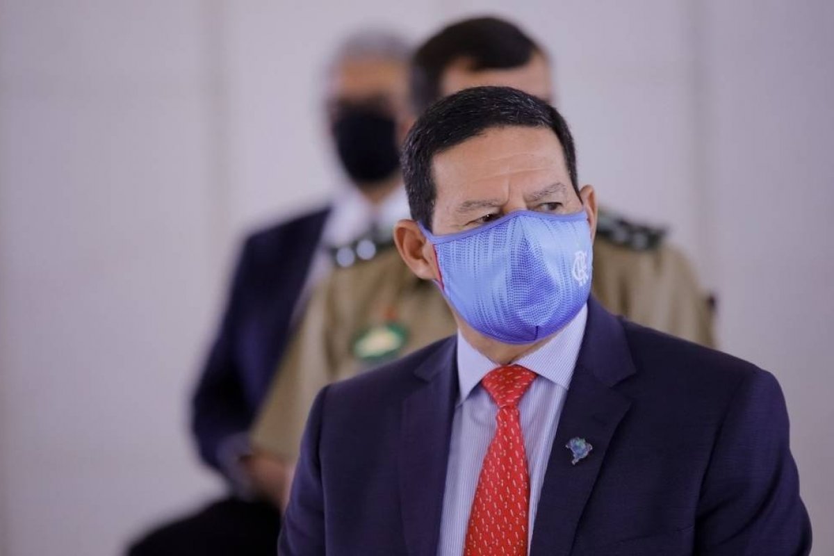 Após se mostrar descontente com Mourão, Bolsonaro exclui vice de reunião com ministros