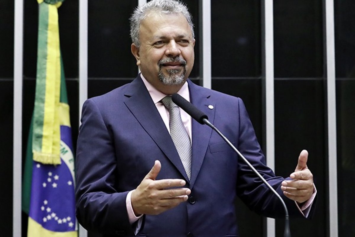 Deputado protocola representação junto à PGR para averiguar compra de cerveja e carne para Forças Armadas