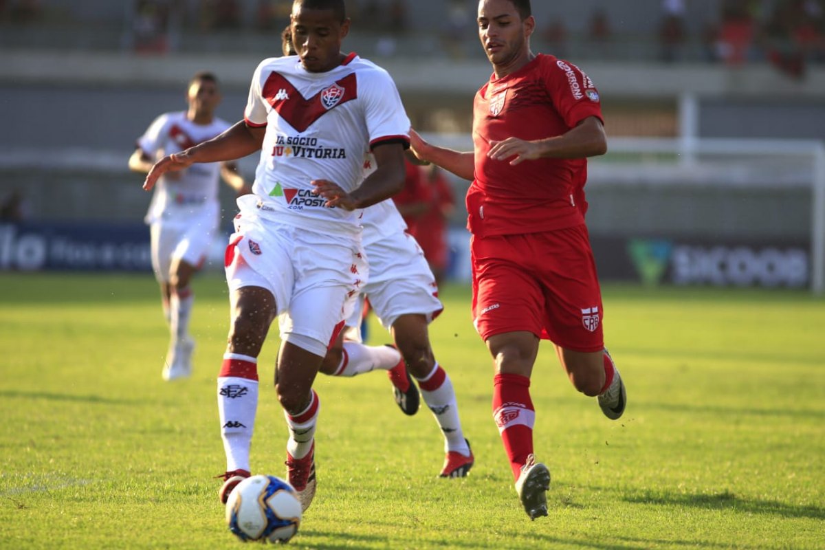 Vitória vence CRB e sai da zona do rebaixamento