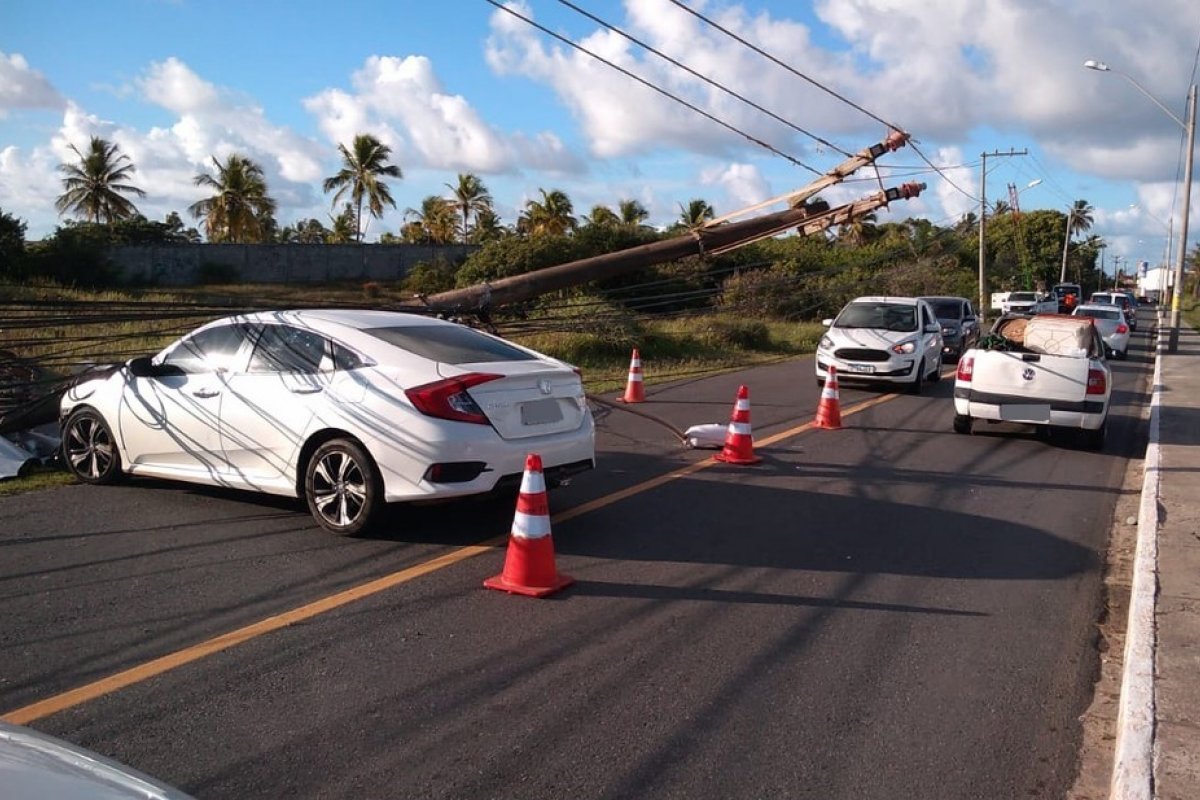 Carro derruba poste no bairro Stella Maris, em Salvador