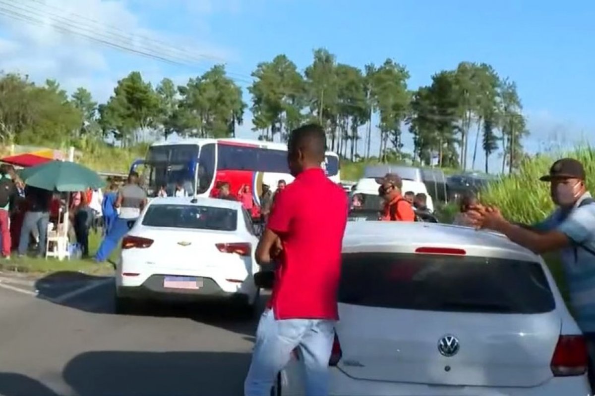 Funcionários da Refinaria Landulpho Alves protestam contra venda de estatal 