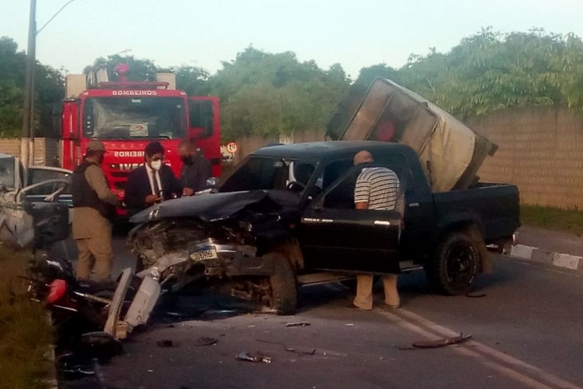 Homem morre e outras duas pessoas ficam feridas após acidente em Lauro de Freitas