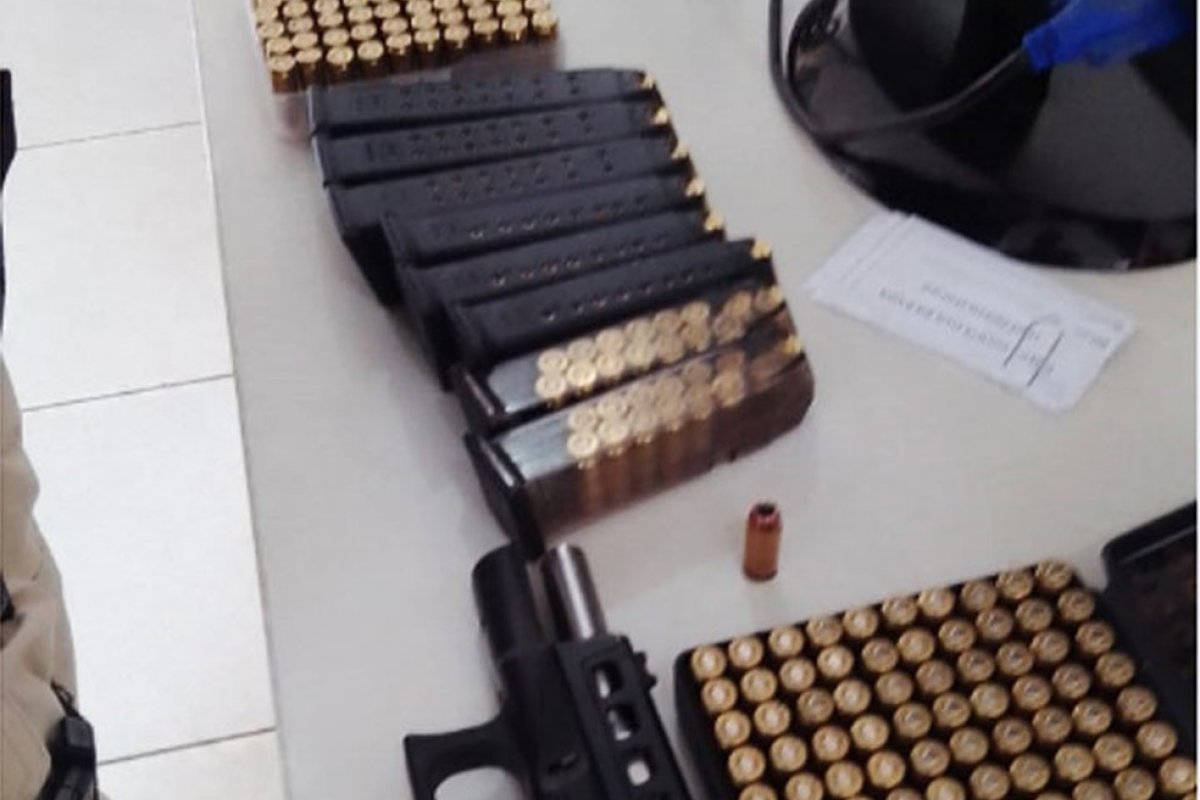 Motorista é preso após ser flagrado com 300 munições para arma de fogo e mais de R$ 15 mil em espécie na Bahia