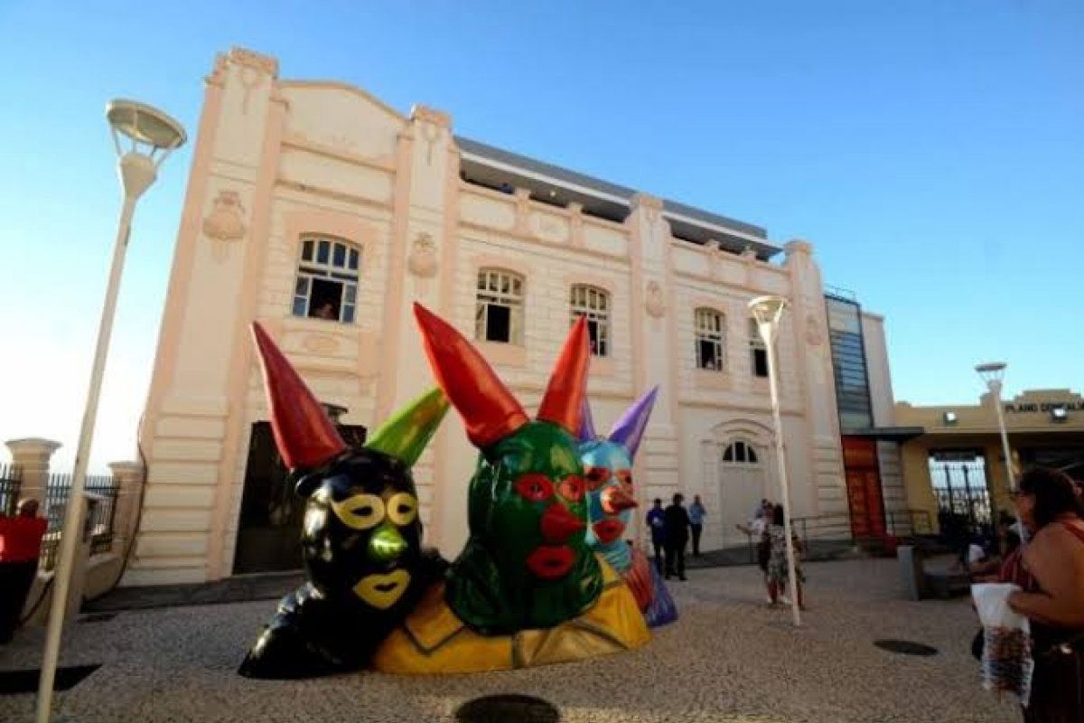 Casa do Carnaval passa por desinfecção que garante 60 dias de proteção contra o coronavírus