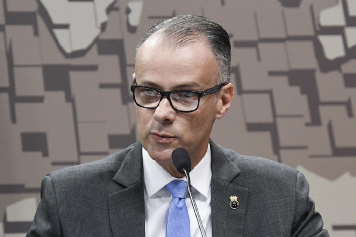 Diretor da Anvisa anuncia que vai pedir para Bolsonaro vetar MP sobre autorização emergencial de vacinas