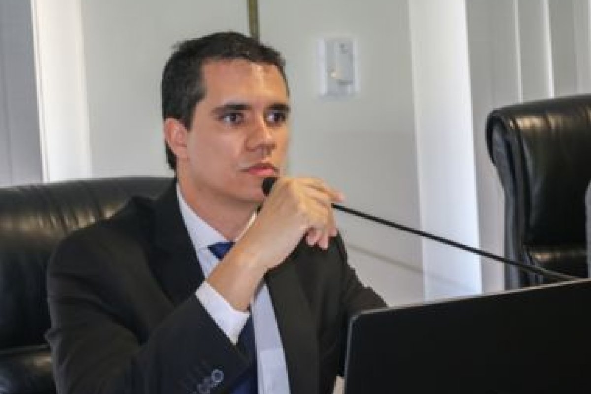 Rui Costa reconduz procurador-geral do MPC ao posto