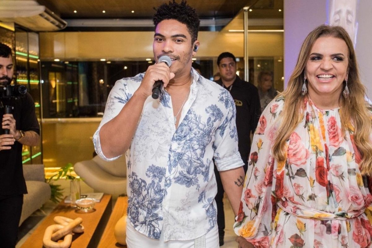 Mostra de decoração é inaugurada com show de Denny Denan