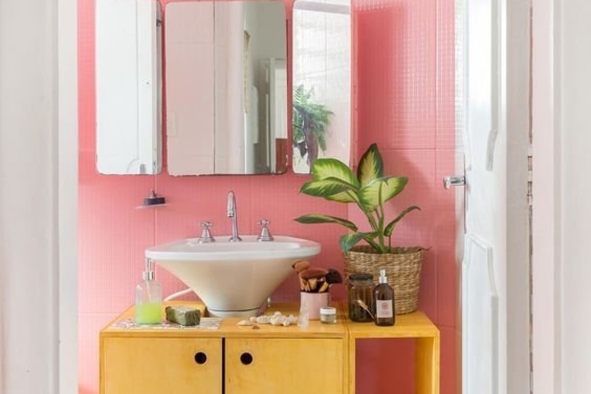 Parede colorida no banheiro é tendência
