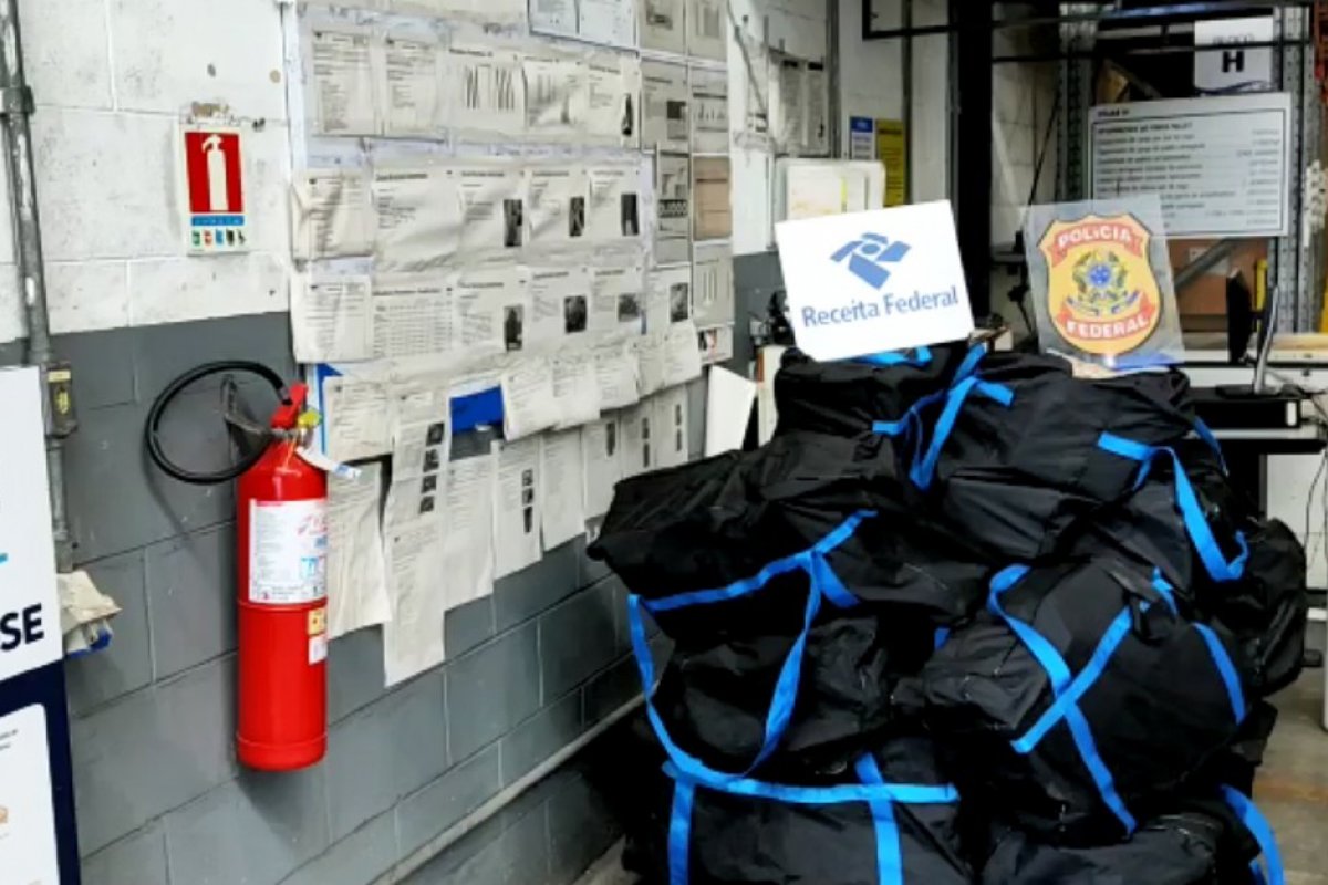 PF apreende mais de 400 kg de cocaína escondida em caixa de suco, no porto de Salvador