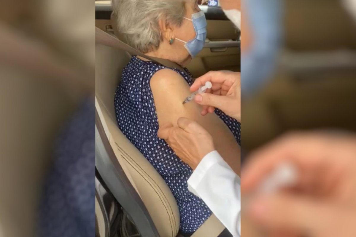 Filha diz que mãe só recebeu vacina contra Covid-19 após ela denunciar que líquido não foi aplicado