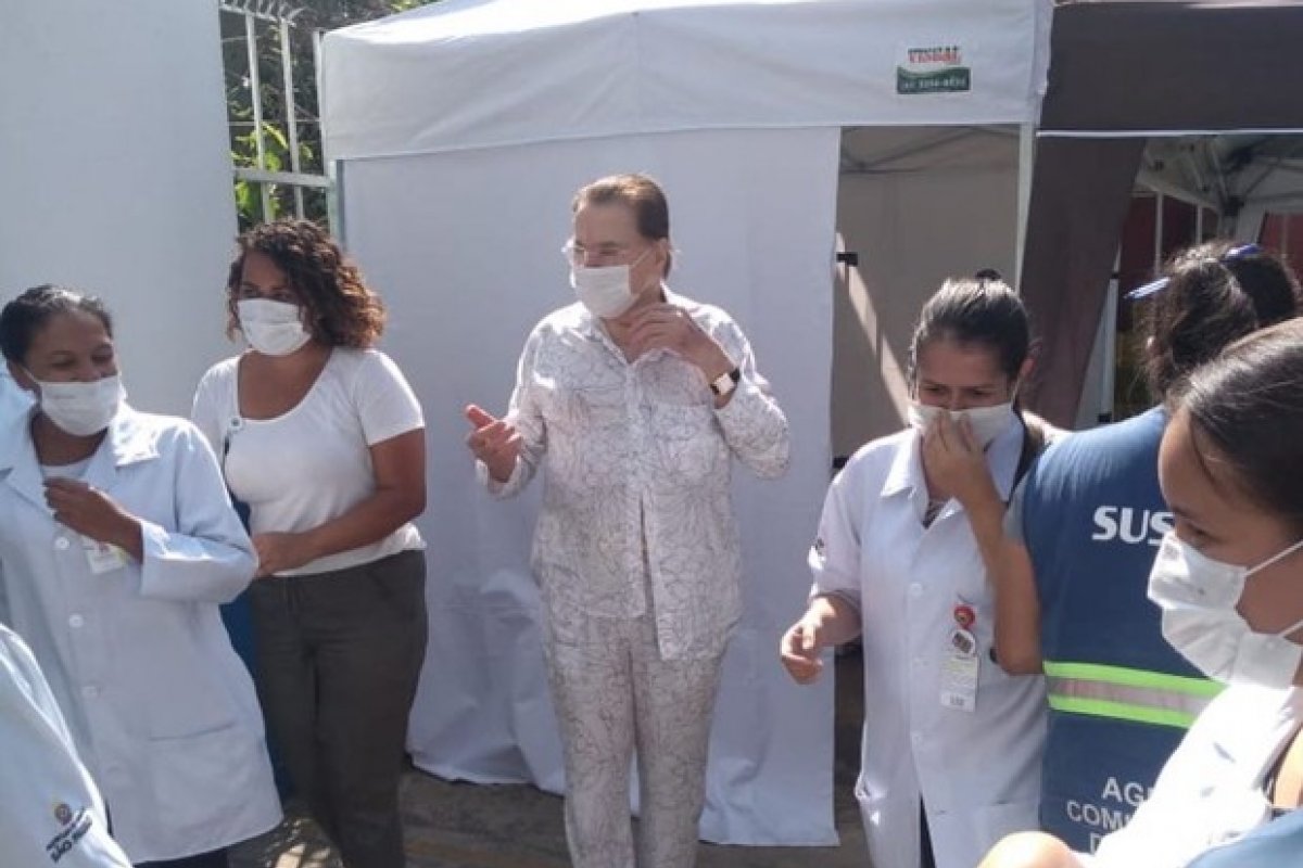 Com 90 anos, Silvio Santos é vacinado contra a covid-19 em SP