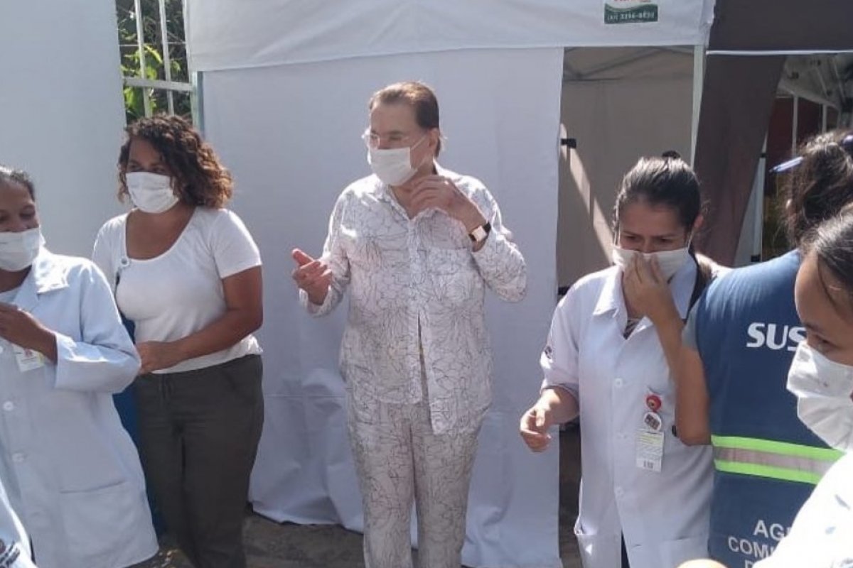 Silvio Santos toma vacina contra a Covid-19 e enfermeira erra o nome do apresentador no cartão de vacinação