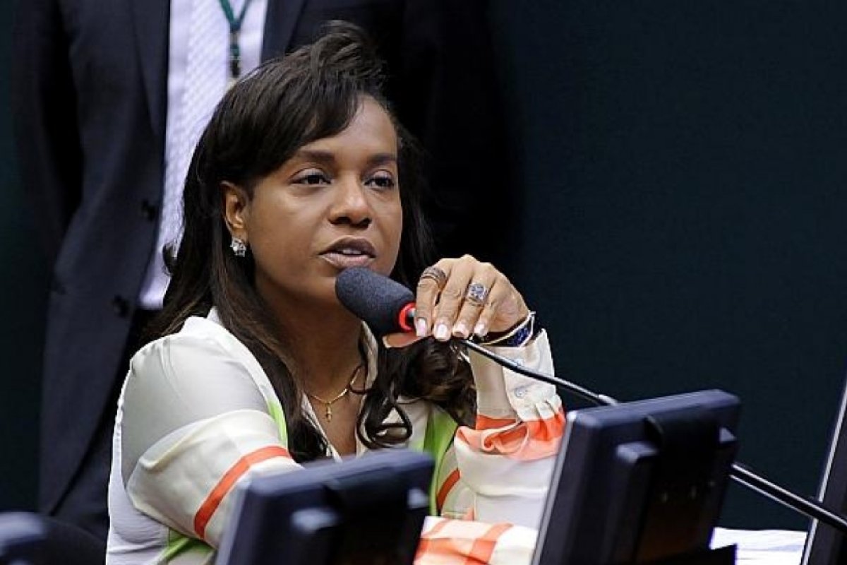 Mesmo exonerada, Tia Eron fica em Brasília